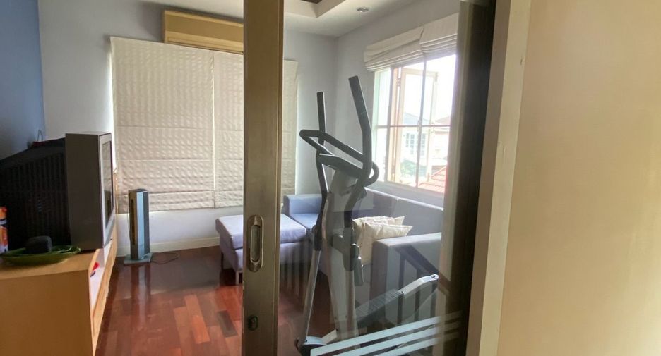 For sale 3 bedrooms house in Saphan Sung, Bangkok