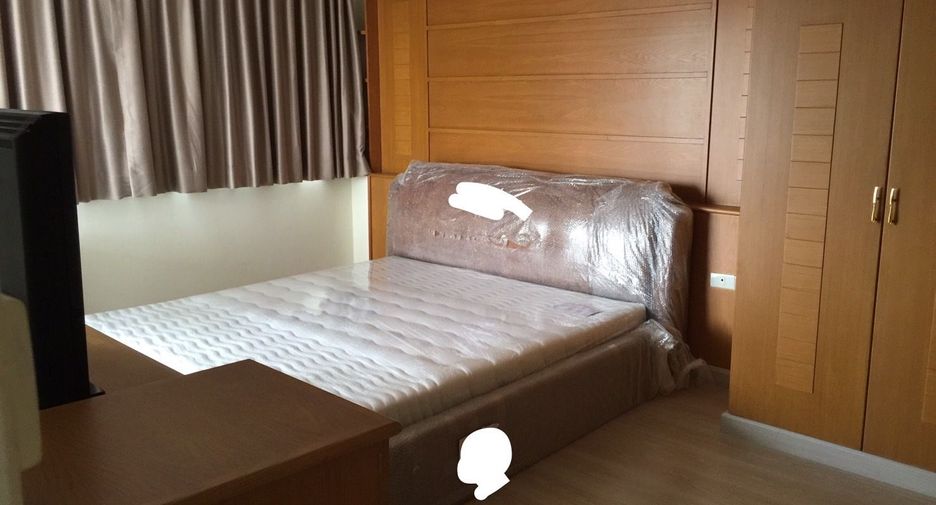 For rent 3 bedrooms condo in Khlong Toei, Bangkok