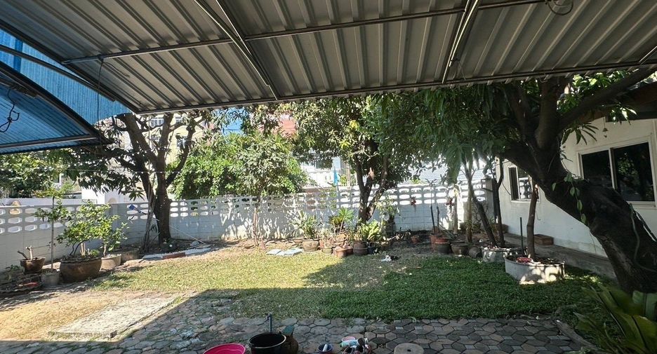 For rent 3 ベッドルーム house in Phra Khanong, Bangkok