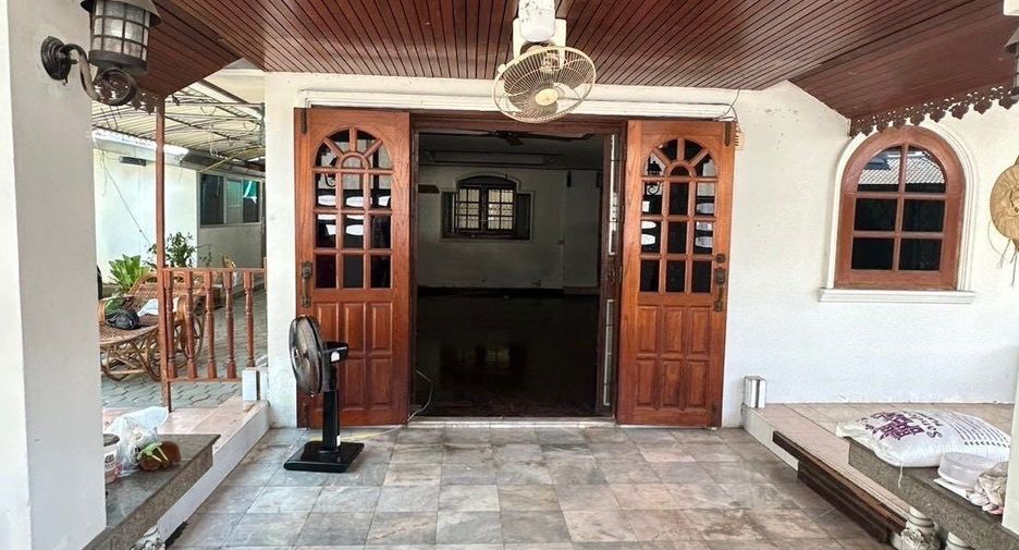 For rent 3 ベッドルーム house in Phra Khanong, Bangkok