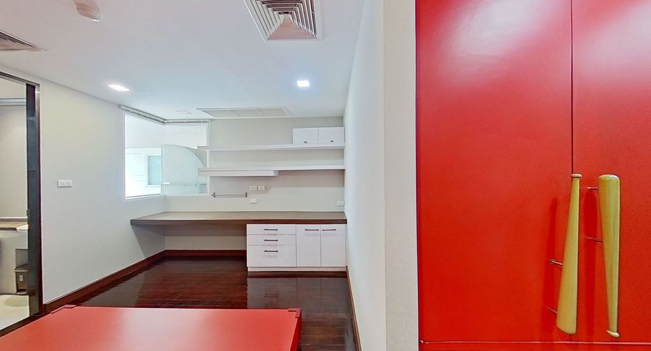 For rent 3 bedrooms condo in Watthana, Bangkok