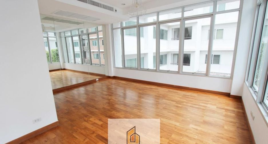 For rent studio condo in Khlong Toei, Bangkok