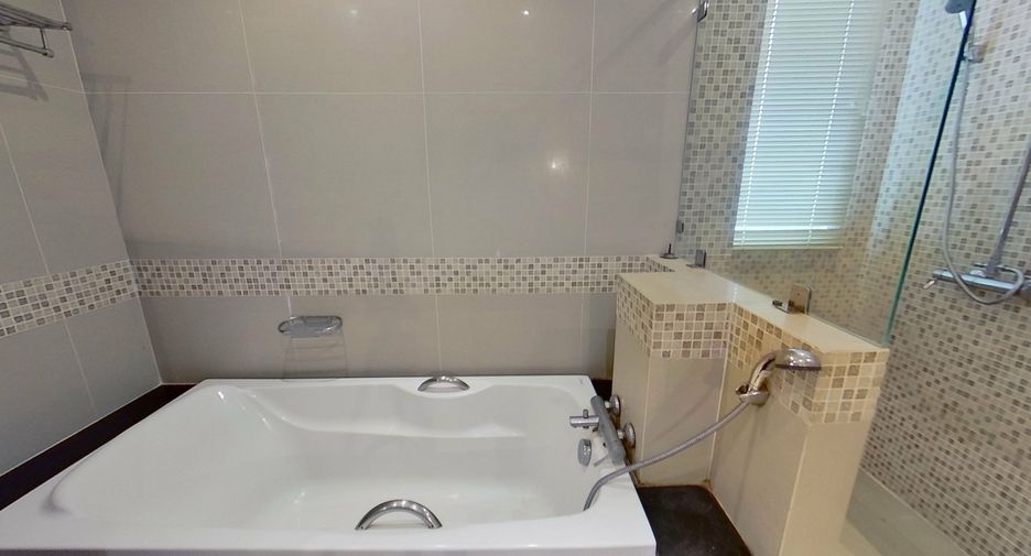 For rent 3 bedrooms condo in Watthana, Bangkok