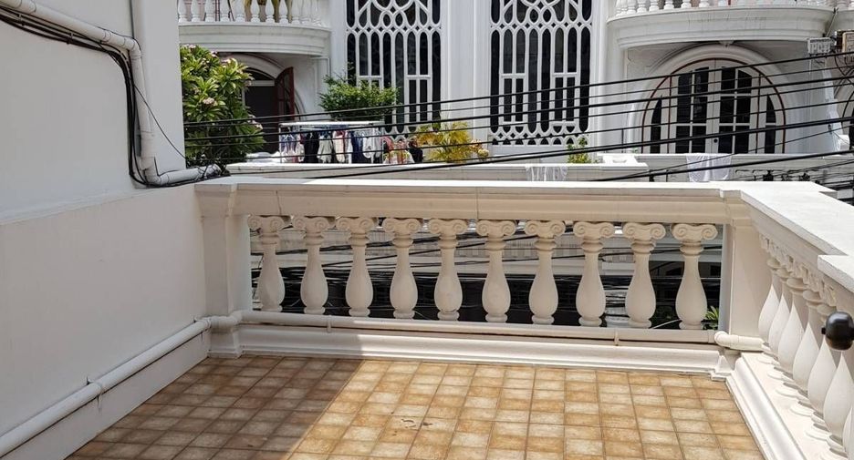 For rent 5 bedrooms townhouse in Watthana, Bangkok