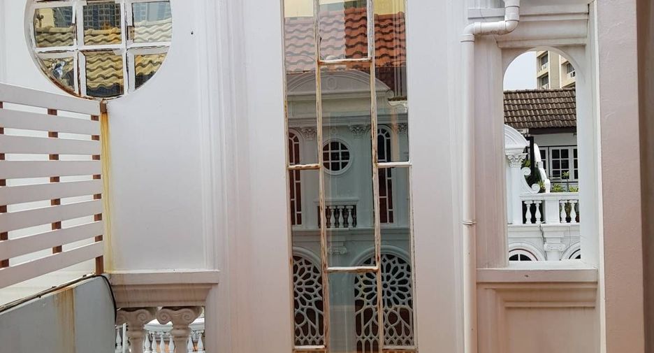 For rent 5 bedrooms townhouse in Watthana, Bangkok