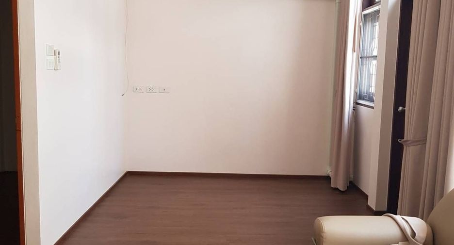 For rent 5 bedrooms townhouse in Watthana, Bangkok