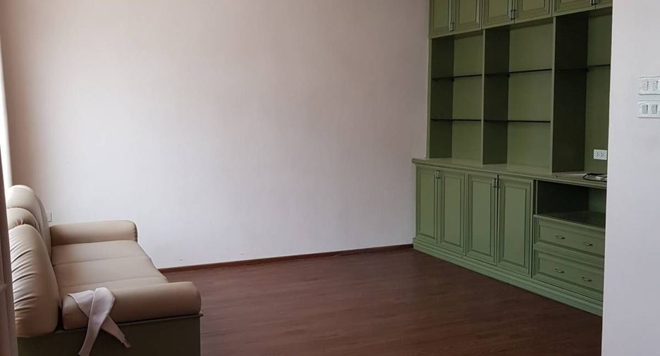 For rent 5 bedrooms townhouse in Watthana, Bangkok