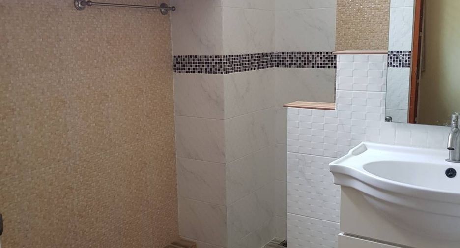 For rent 5 bedrooms townhouse in Watthana, Bangkok