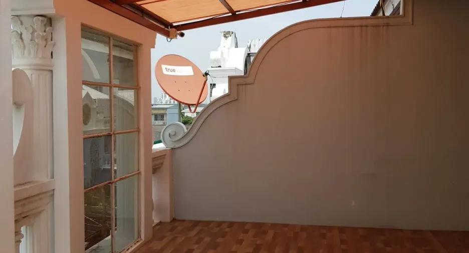 For rent 5 bedrooms townhouse in Watthana, Bangkok