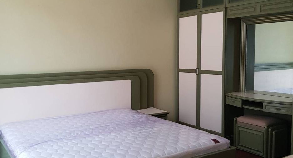 For rent 5 bedrooms townhouse in Watthana, Bangkok