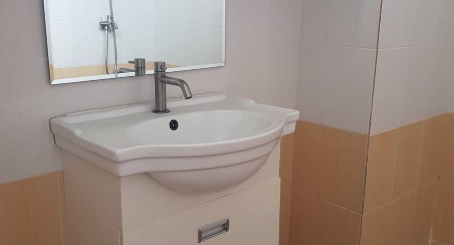 For rent 5 bedrooms townhouse in Watthana, Bangkok