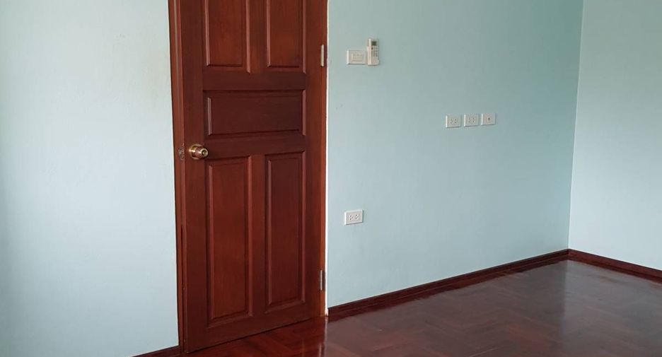 For rent 5 bedrooms townhouse in Watthana, Bangkok