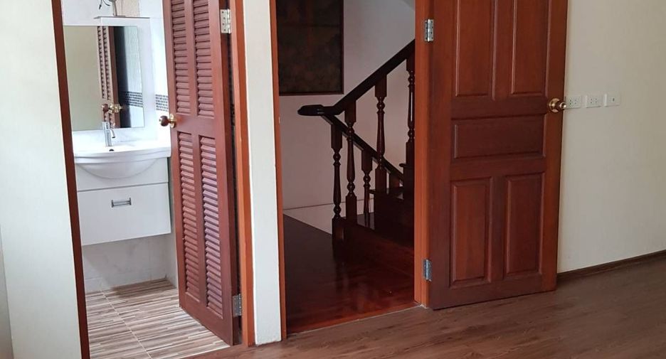 For rent 5 bedrooms townhouse in Watthana, Bangkok