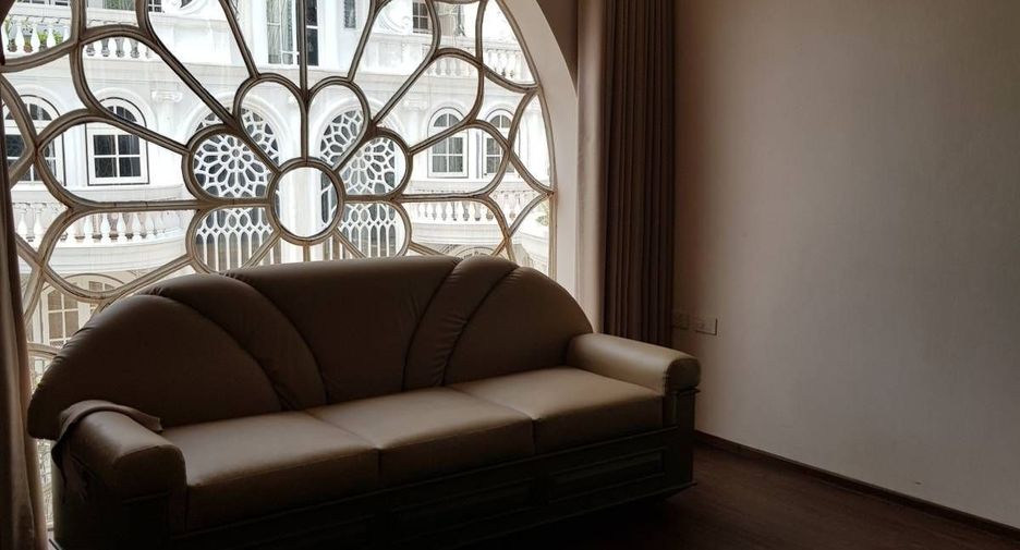 For rent 5 bedrooms townhouse in Watthana, Bangkok