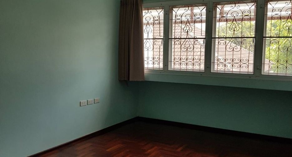 For rent 5 bedrooms townhouse in Watthana, Bangkok