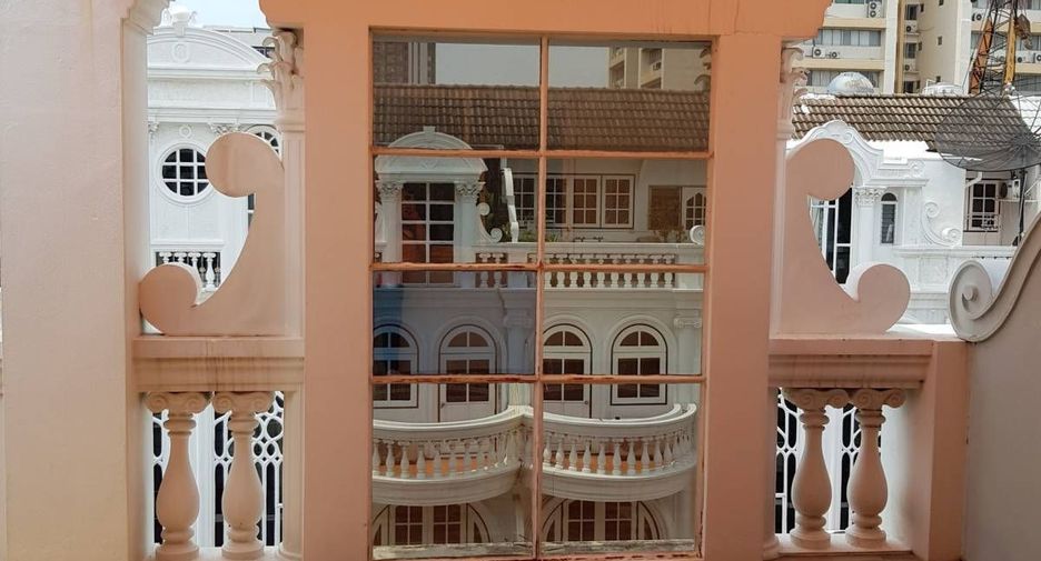 For rent 5 bedrooms townhouse in Watthana, Bangkok