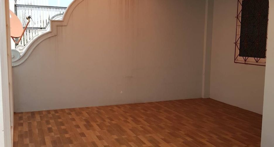 For rent 5 bedrooms townhouse in Watthana, Bangkok