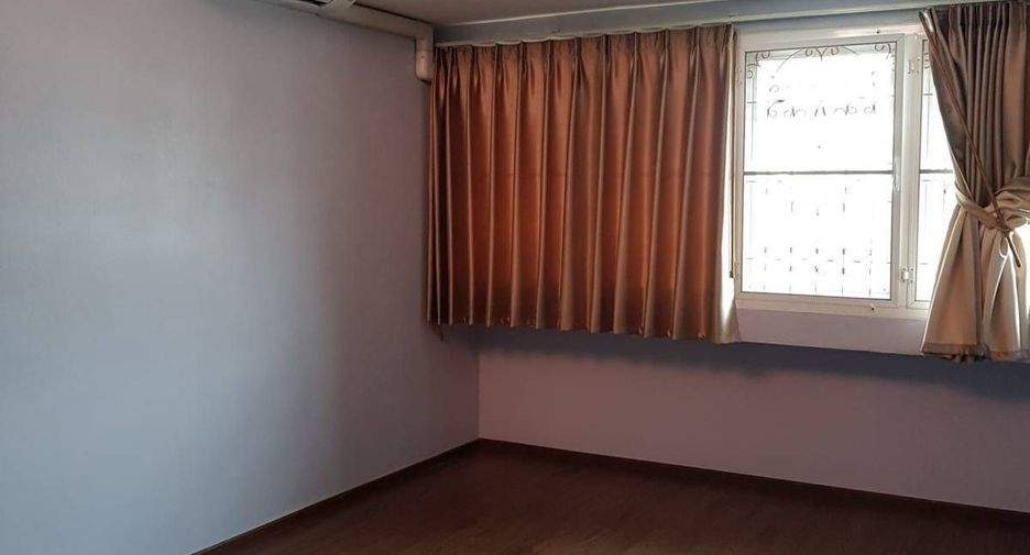 For rent 5 bedrooms townhouse in Watthana, Bangkok