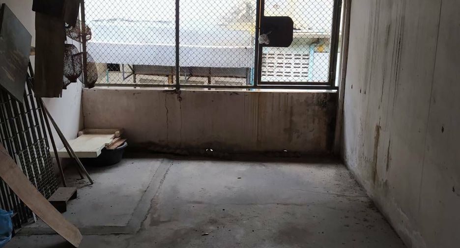 For sale 2 bedrooms townhouse in Thon Buri, Bangkok