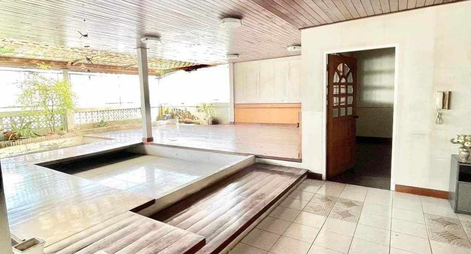 For sale 4 bedrooms retail Space in Khlong San, Bangkok