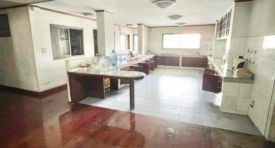 For sale 4 bedrooms retail Space in Khlong San, Bangkok
