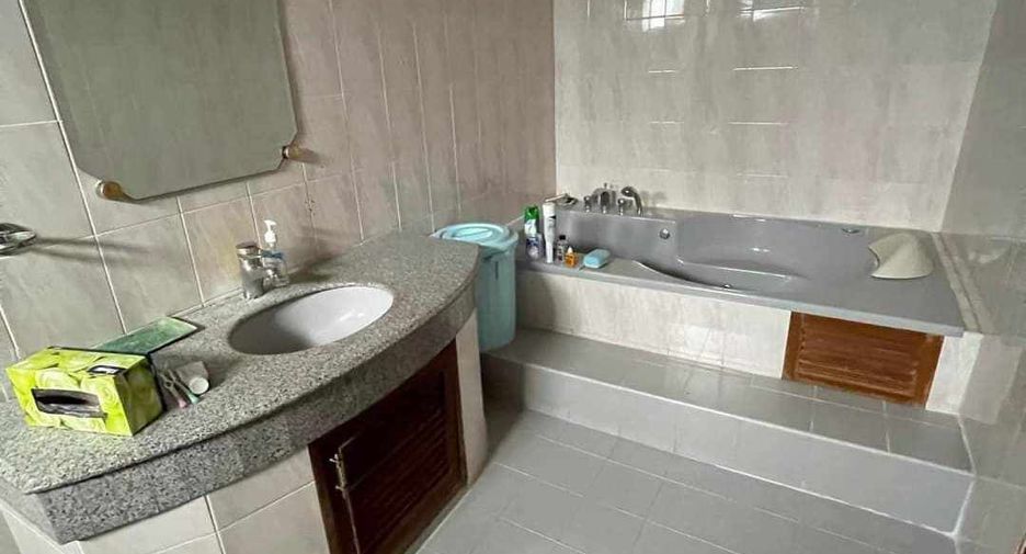 For sale 4 bedrooms retail Space in Khlong San, Bangkok