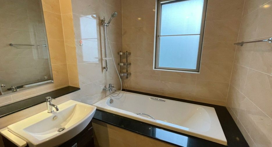 For rent 4 bedrooms villa in Bang Lamung, Chonburi