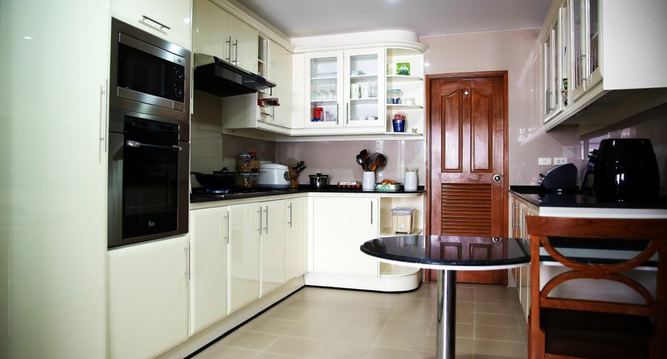 For rent 4 bedrooms condo in Khlong Toei, Bangkok