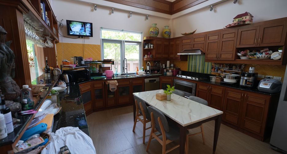 For sale 7 bedrooms villa in Kathu, Phuket