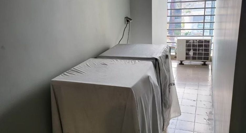 For rent 2 bedrooms condo in Huai Khwang, Bangkok