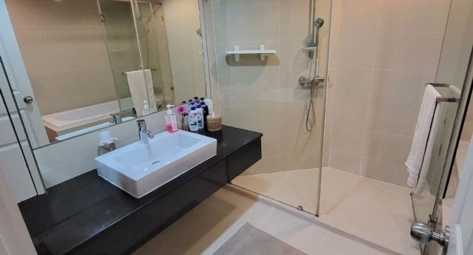 For rent 2 bedrooms condo in Huai Khwang, Bangkok