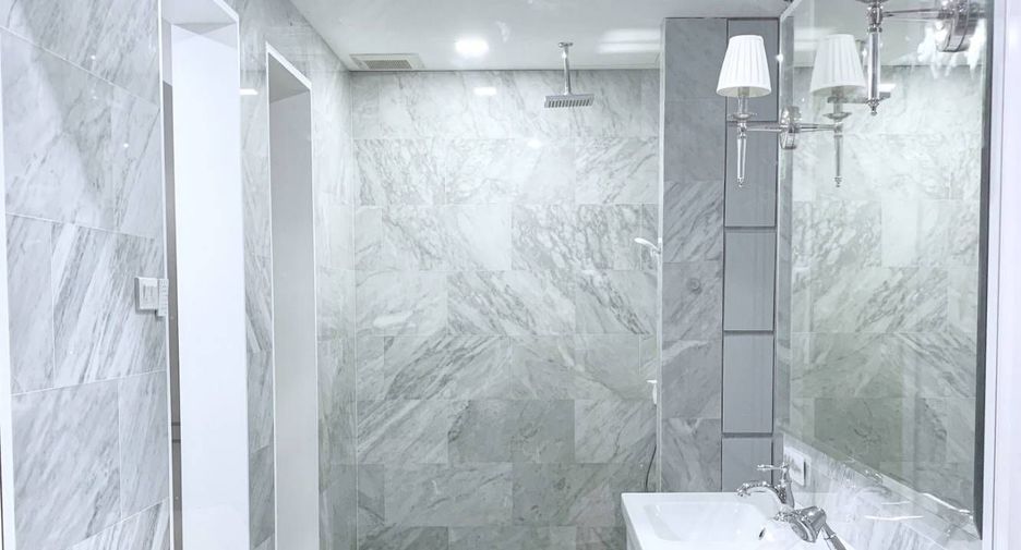 For sale 2 ベッドルーム condo in Phra Khanong, Bangkok