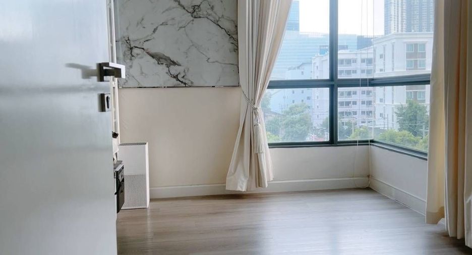 For sale 2 ベッドルーム condo in Phra Khanong, Bangkok