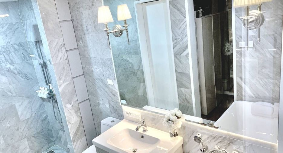 For sale 2 ベッドルーム condo in Phra Khanong, Bangkok