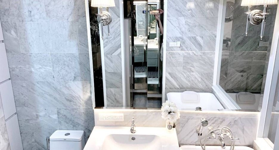 For sale 2 ベッドルーム condo in Phra Khanong, Bangkok