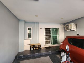 À vendre 3 chambres maison de ville à Si Racha, Chonburi