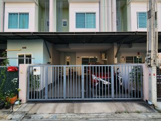 À vendre 3 chambres maison de ville à Si Racha, Chonburi