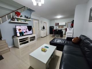 À vendre 3 chambres maison de ville à Si Racha, Chonburi
