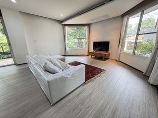 Casa en alquiler de 4 habitaciones en Huai Khwang, Bangkok