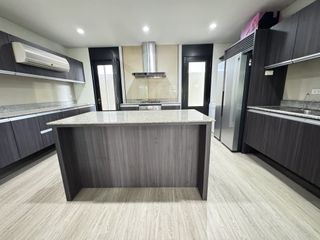 Casa en alquiler de 4 habitaciones en Huai Khwang, Bangkok