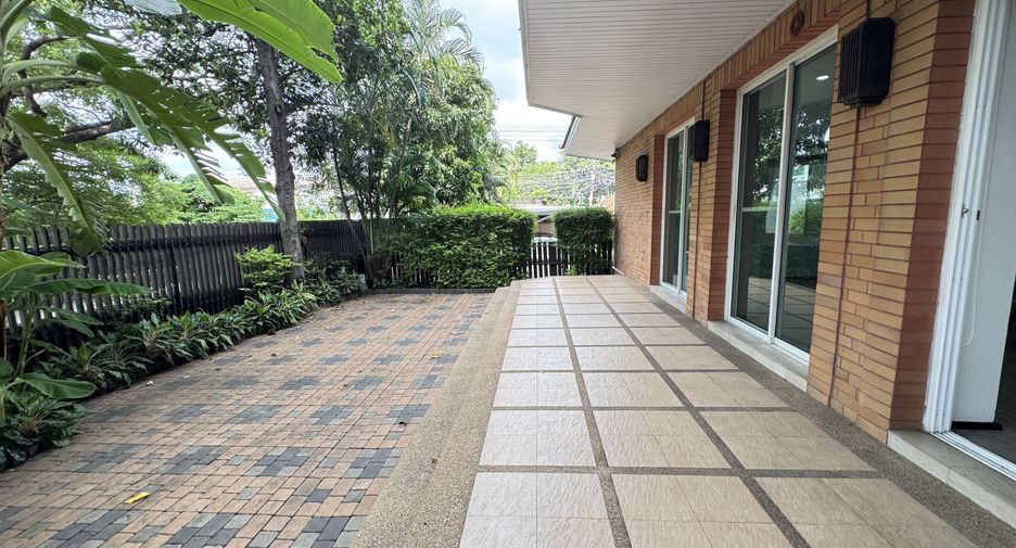 For rent 4 bedrooms house in Huai Khwang, Bangkok