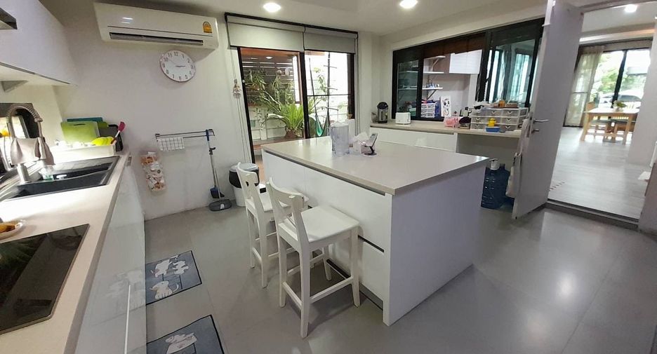For sale and for rent 3 bedrooms townhouse in Khlong Toei, Bangkok