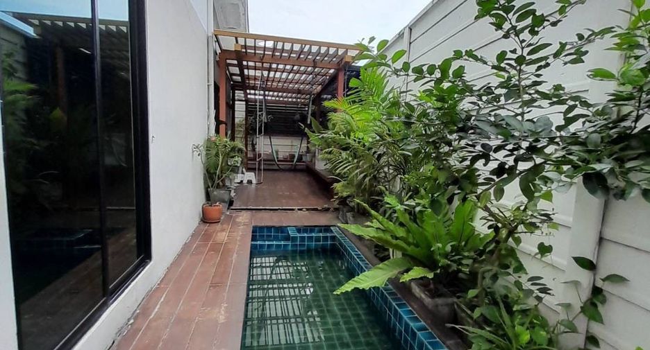 For sale and for rent 3 bedrooms townhouse in Khlong Toei, Bangkok