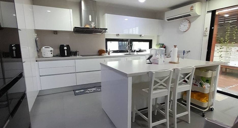 For sale and for rent 3 bedrooms townhouse in Khlong Toei, Bangkok