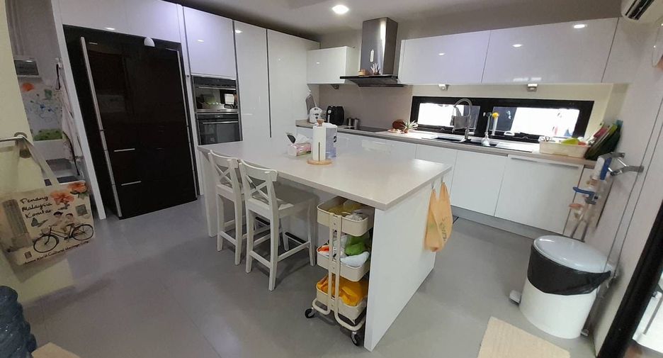 For sale and for rent 3 bedrooms townhouse in Khlong Toei, Bangkok