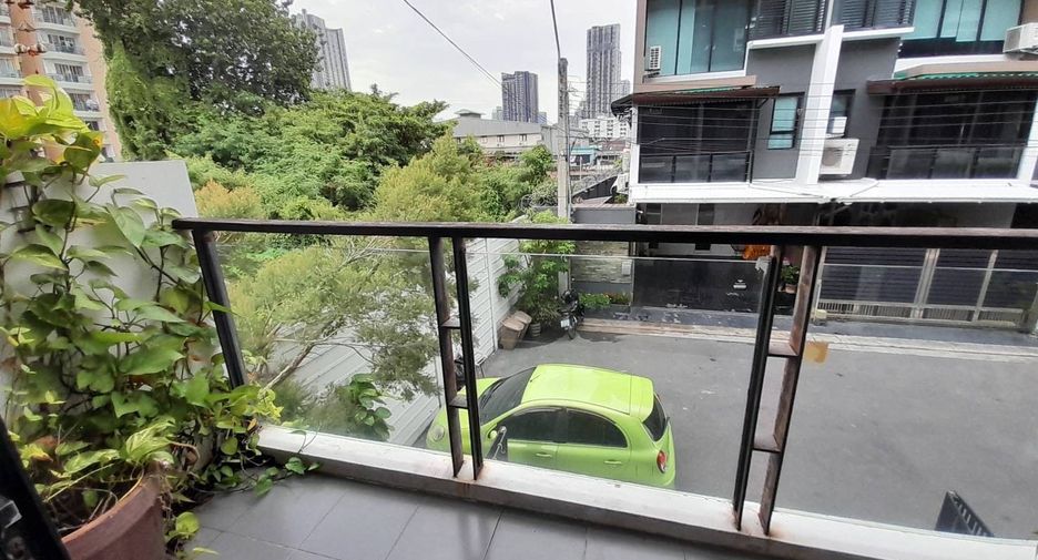 For sale and for rent 3 bedrooms townhouse in Khlong Toei, Bangkok