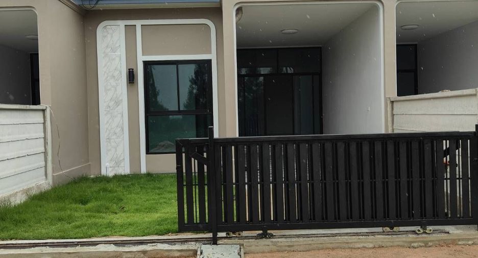 À vendre 2 chambres maison de ville à Si Racha, Chonburi