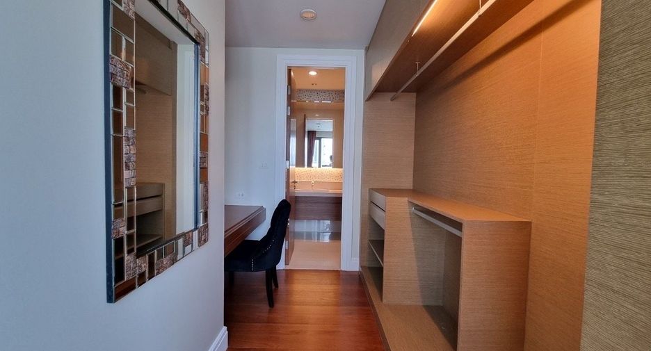 For rent 3 bedrooms condo in Khlong Toei, Bangkok