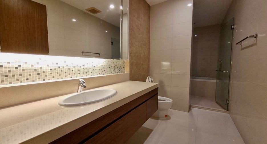 For rent 3 bedrooms condo in Khlong Toei, Bangkok