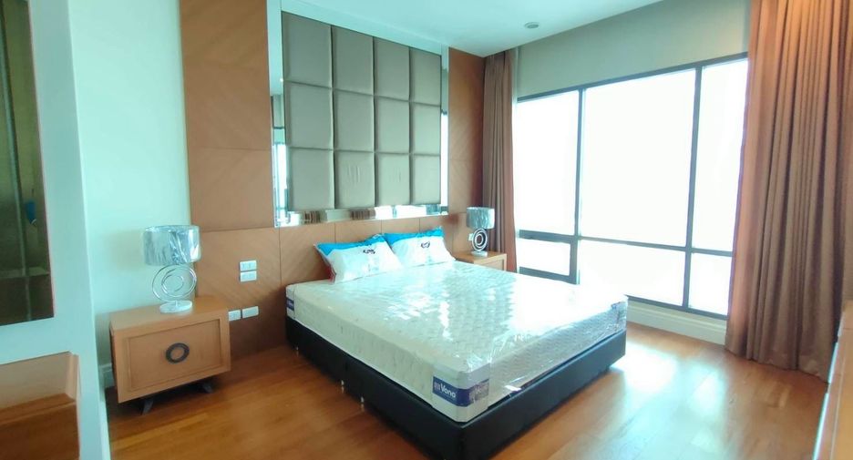 For rent 3 bedrooms condo in Khlong Toei, Bangkok